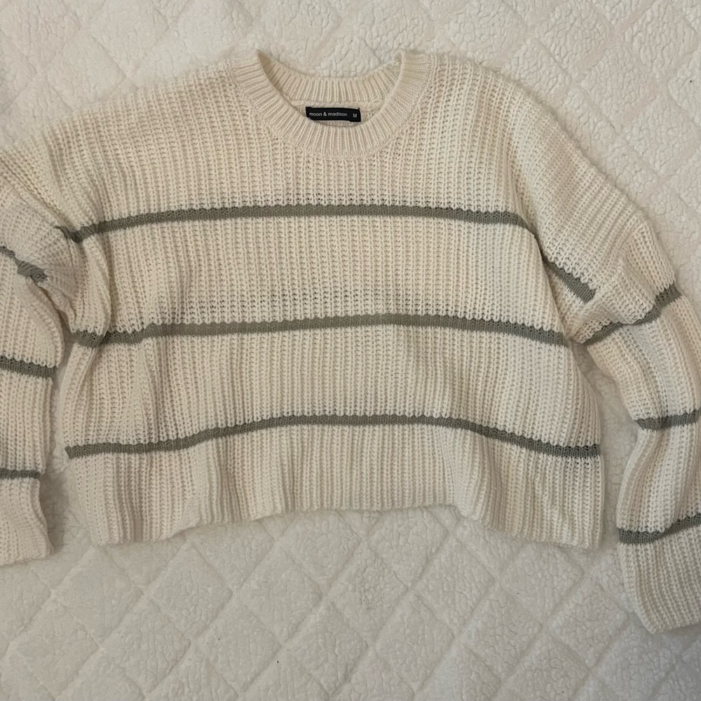 Cropped sweater 
Never worn 
Size M